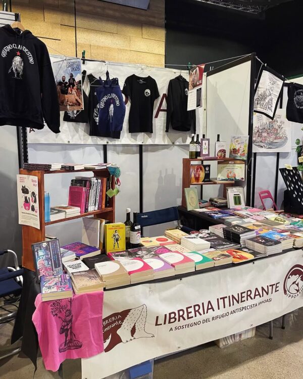T-shirt benefit "Lotta dura con la verdura - Go Vegan" - Image 2