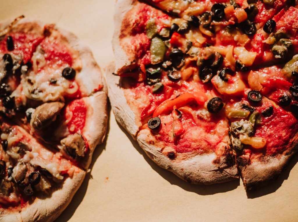 pizze tagliate a spicchi dall'alto